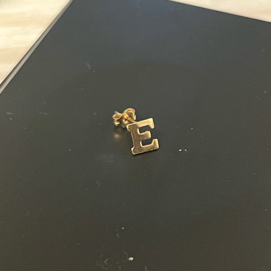 “E” Stud